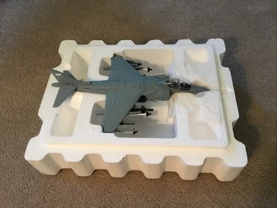 Armadura CDC 98054 U.K. RAF Shark Mouth Harrier GR MK 7 con carga de misiles 1/48 Foto 1 de 4