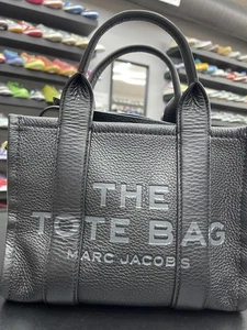 Marc Jacobs La piccola borsa tote in pelle nera - Foto 1 di 11