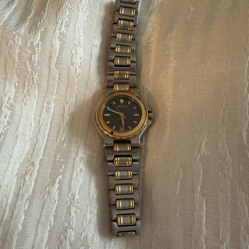 Orologio Gucci impermeabile fino a 10 ATM manca la montatura sottile superiore