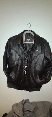NUEVO CON ETIQUETAS PESADO Collezioni Chaqueta Italiana de Cuero Negra Talla L Cremallera a la izquierda ¡¡NUEVA!!! Foto 1 de 4