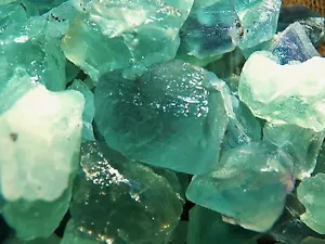 500 Karat viel grünes Fluorit grob - plus ein KOSTENLOSER facettierter Edelstein - Bild 1 von 7