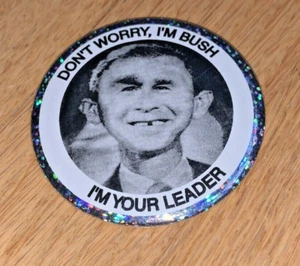 Anti GEORGE W BUSH Pin DON'T WORRY, I'M BUSH - I'M YOUR LEADER (Alfred E Neuman) - Picture 1 of 3