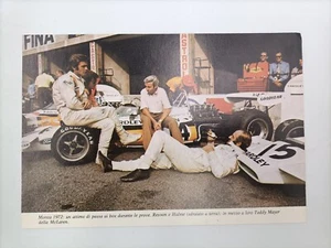 Clipping Fotoausschnitt F1 1972 GP Monza Revson und Hulme Relax an den Boxen - Bild 1 von 1