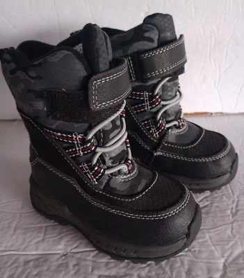 Botas de nieve Carters para niños pequeños talla 5 negras grises camufladas ribete rojo Foto 1 de 4