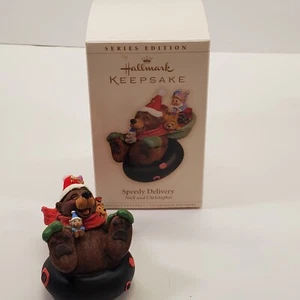 Hallmark Keepsake 2006 Ornamento "Entrega rápida" Nick y Christopher #3 Nuevo en caja - Imagen 1 de 6