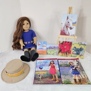 Saige American Girl Puppe Lot Mädchen des Jahres 2013 im Ruhestand + Staffelei, Malerei, Bücher - Bild 1 von 24