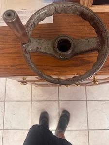 MACHINE TOOL HANDLE. 1" IN DIAMETER HOLE W/ 5/16" SLOT FOR A KEYWAY. 9" DIAMETER - Picture 1 of 3
