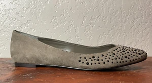 Calvin Klein Zamira Microsuede Nieten Flats in Dark Taupe. Größe: 10M - Bild 1 von 7