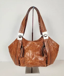 Cartera de cuero tostado en relieve B Makowsky cocodrilo - Imagen 1 de 7