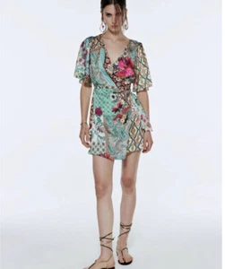 Neu mit Etikett Zara Damen mehrfarbig Patchwork-Druck Mini Kunsthalstuch Kleid Größe XS - Bild 1 von 10