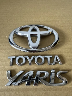 Juego emblema trasero Toyota Yaris SEDAN 4 PUERTAS 06-11 ENVÍO GRATUITO 2006 2007 2008 2009 Foto 1 de 2