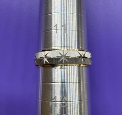 Alianza de aniversario de boda de dos tonos de oro amarillo y blanco de 14 k para hombre corte estrella. ¡Bonito! Foto 1 de 4