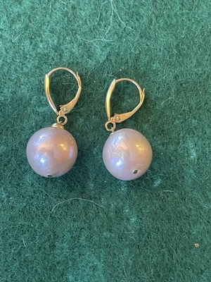 Bonitos pendientes colgantes de perlas con caparazón redondo de 13 mm de oro de 14 k Foto 1 de 4