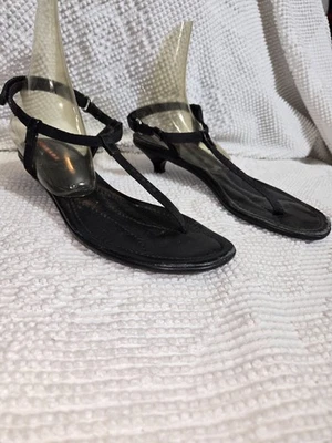 Sandalias Prada Kitten Tacón Tanga en Negro Talla 38 US7.5 Elegantes Y2K Minimalistas  Foto 1 de 4