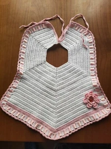 Bavaglino neonata abbigliamento fatto a mano rifinito decorativo e funzionale. - Foto 1 di 3