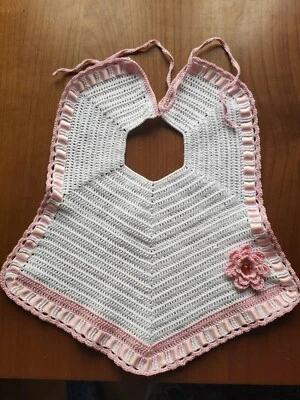 Bavaglino neonata abbigliamento fatto a mano rifinito decorativo e funzionale. - Immagine 1 di 3