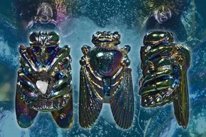 Golden Bumblebee Rainbow Metal Wealth Thai Amulet Alchemy Prosperity Charm - Picture 1 of 8