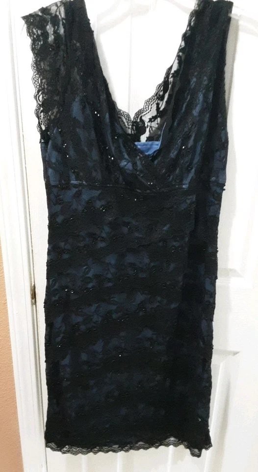 rsvp Vestido de Noche Negro Encaje Azul Base Cuello en V Sin Mangas Cuentas Lentejuelas 14 Foto 1 de 4