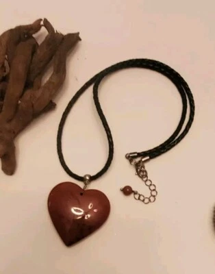 Corazón de jaspe rojo en cordón de cuero artículo N 1 Foto 1 de 2