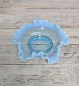 Plato de baratija vintage Fenton azul aguamarina opalescente con volantes caramelo nuez - Imagen 1 de 4