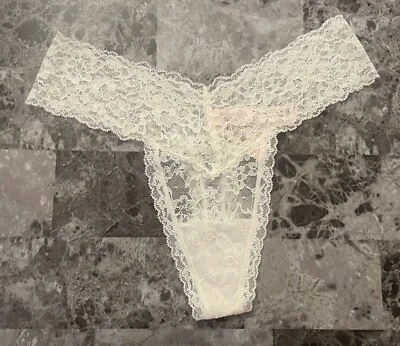 NUEVO CON ETIQUETAS BRAGAS TANGA VICTORIA'S SECRET PEQUEÑAS BLANCAS DE ENCAJE FLORAL ELÁSTICAS Foto 1 de 3
