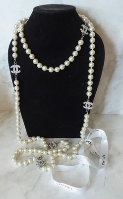 Collar atemporal clásico genuino 'Chanel' largo imitación perla logotipo 157 cms 62" de largo Foto 1 de 4