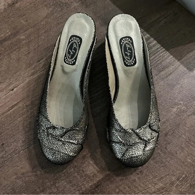 Mulas Salpy Maggie negras/doradas moteadas talla 6,5 para mujer Foto 1 de 4