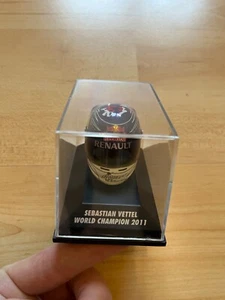 2011 Sebastian Vettel Helm Japanese Grand Prix Helm - Bild 1 von 2