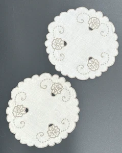 Juego de doilies de borde festoneado en aerosol floral redondo de algodón marfil redondo vintage - Imagen 1 de 15