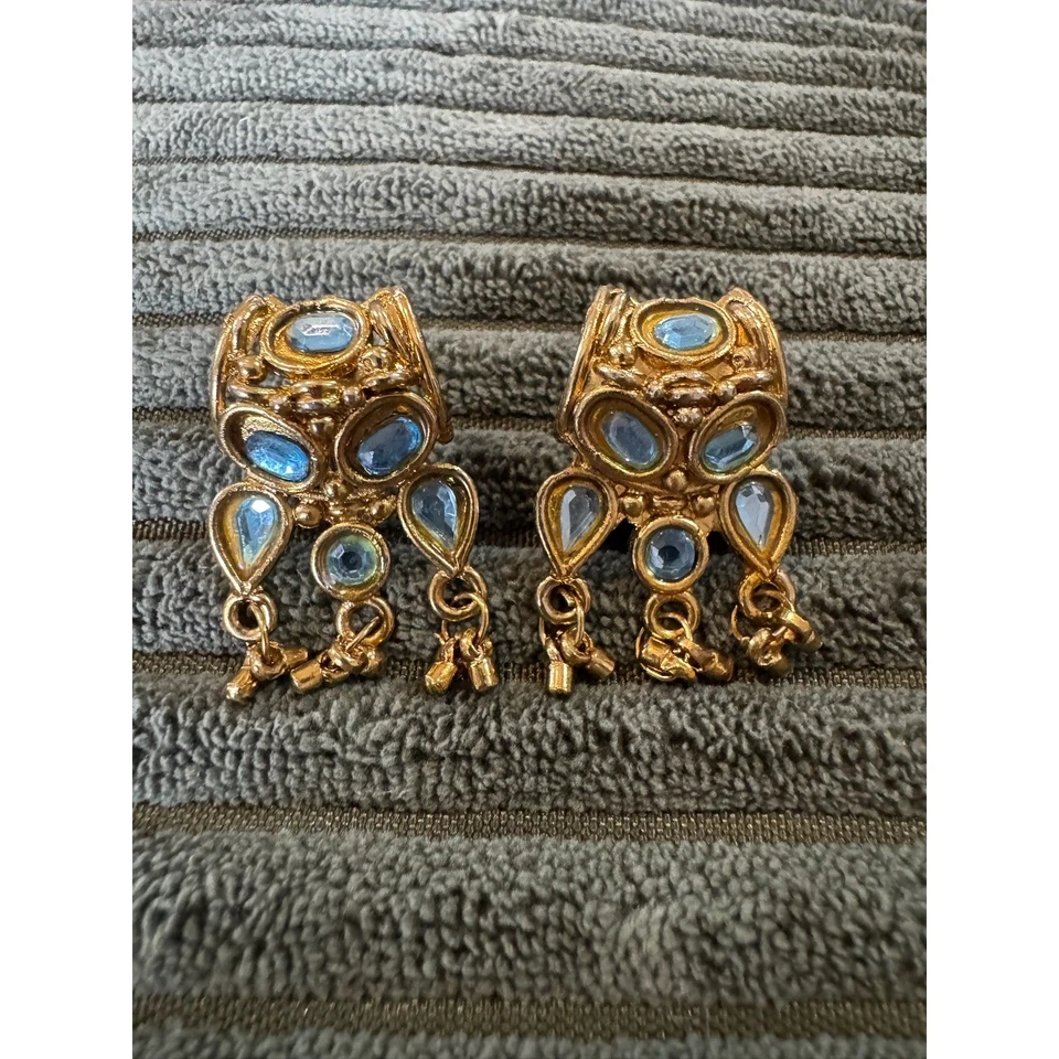 Pendientes colgantes en tono dorado con detalles de piedras preciosas azules joyería distintiva Foto 1 de 4