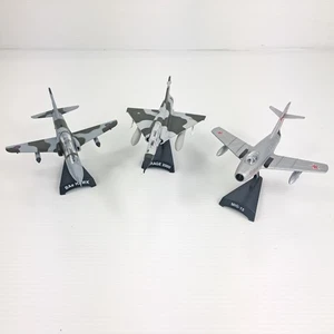 Lotto 3 Spielzeug-Fahrzeuge Flugzeuge Militär Mit Basis Ausstellung - Picture 1 of 8
