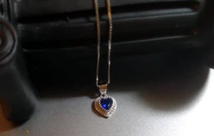 COLLANA CUORE IN ORO BIANCO 18 KT. TIT. 750 CON ZAFFIRO E BRILLANTI. - Foto 1 di 2