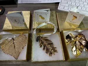 Adornos de Navidad de hoja real sumergida en oro 24K con etiquetas álamo, hoja perenne y uva - Imagen 1 de 9