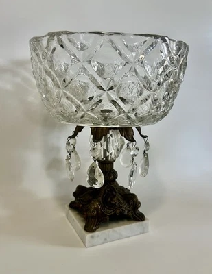 Plato de compota de cristal vintage con prismas y base de latón ornamentado sobre mármol Foto 1 de 4