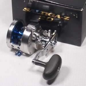 Carrete de pesca Saltiga Z20 Daiwa Baitcast diestro agua salada Jigging con caja - Imagen 1 de 13