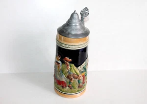 ANCIENNE GRANDE CHOPE DE BIERE ALLEMANDE en GRES EMAILLÉ, COUPLE MONTAGNARD 50cl - Picture 1 of 8