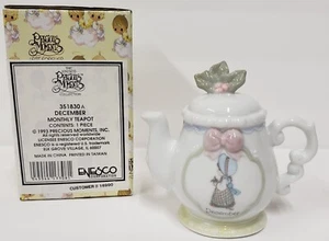 Tetera mensual Precious Moments® 1993 diciembre - Figura Enesco #351830A - Imagen 1 de 8