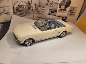 Danbury Mint Diecast 1966 Mustang Convertible 1:24 cremefarben - - Bild 1 von 4