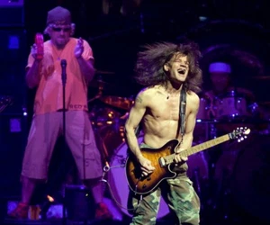 Van Halen - DVD - New Jersey- 06-23-04 - Rare, w/13 yo Wolfie - Bild 1 von 2