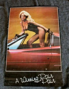 Un par ganador de la década de 1990 sexy boobs rubios lencería rojo Lamborghini póster de coche G - Imagen 1 de 5