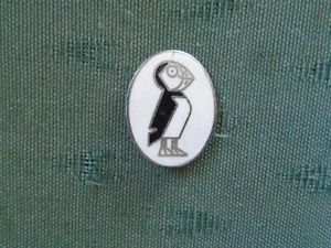 VINTAGE PUFFIN BOOKS - ADVERTISING ENAMEL PIN BADGE - DAVIS BADGE - Picture 1 of 2