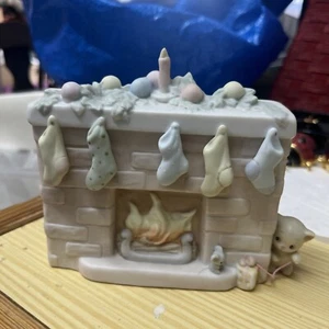 Vintage 1990: Enesco Precious Moments Christmas Fireplace #524883 - Picture 1 of 5
