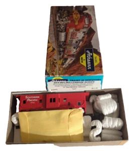 HO Scale Athearn Bev Bel 20005 Southern Pacific Bay Window Caboose Car Kit NOS - Picture 1 of 18