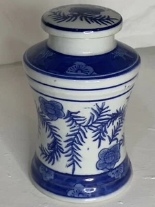 Vintage Ginger Tea Jar Lidded Blue & White Porcelain Floral Kangxi Style 1960’s - Picture 1 of 8