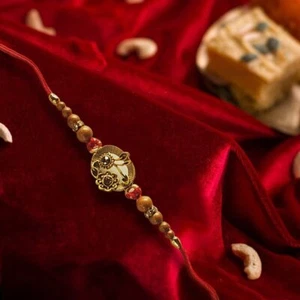 Wunderschöner handgefertigter Rakhi mit goldener Oberfläche - Bild 1 von 1