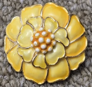 Spilla vintage Hollycraft firmata tono oro smalto giallo fiore spilla circa 1,5" - Foto 1 di 9