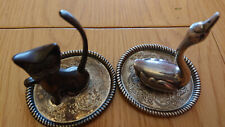 Tischdeko Katze und Schwan auf Teller aus Edelstahl