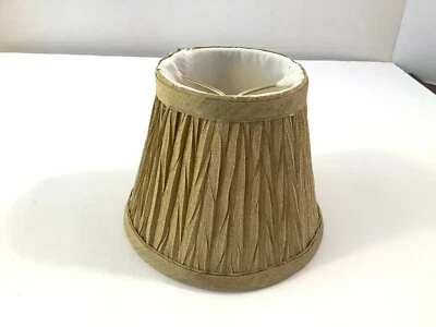 Pequeño clip en pantalla de lámpara tela plisada dorada 4"x5"x2-3/4" Foto 1 de 4