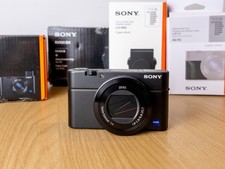 Appareil photo numérique 20,1 mégapixels Sony Cyber-shot DSC-RX100 Mark III avec étui et poignée