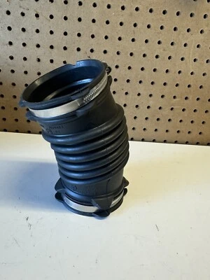 Очиститель левой воздушной трубки 2019-2023 BMW M550i M850i 7934483 - Изображение 1 из 4